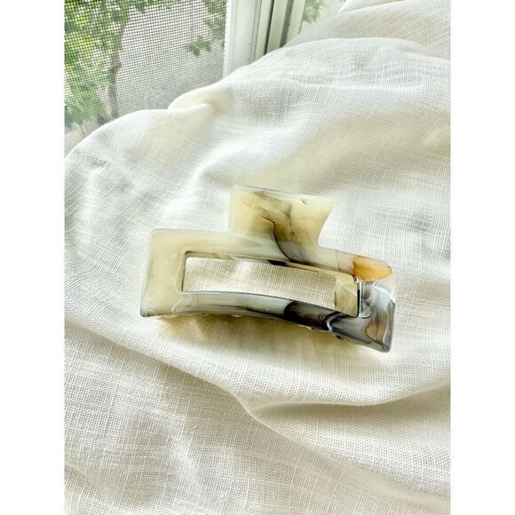 Black and cream rectangular hair claw - Picture 2 of 2